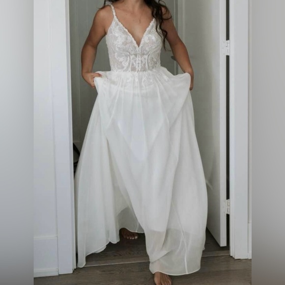Ivory Wedding Dress/Gown - Picture 2 of 4